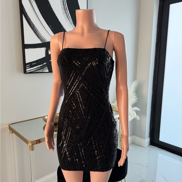 Elegant Black Sequin Dress - Picture 3 of 6